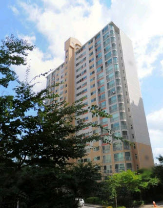 9일 오전 4시께 경기 수원시 영통구 망포동 한 아파트단지 지하에 설치돼 있는 전력설비가 물에 잠기면서 1380여 세대의 전력이 끊겼다. <br>
