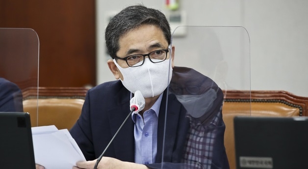 곽상도 미래통합당 의원이 2일 오후 서울 여의도 국회에서 열린 운영위원회 전체회의에서 노영민 대통령 비서실장에게 질의하고 있다.