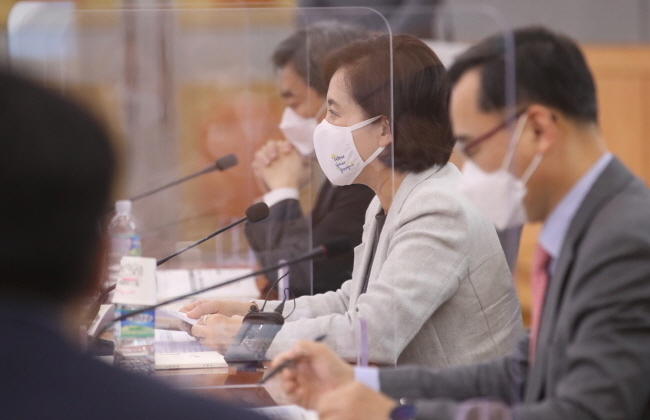 유은혜 사회부총리 겸 교육부 장관이 8일 서울 종로구 정부서울청사 별관 국제회의실에서 열린 포스트 코로나 교육대전환을 위한 2020년 정책중점연구소 협의회에 참석해 발언하고 있다.