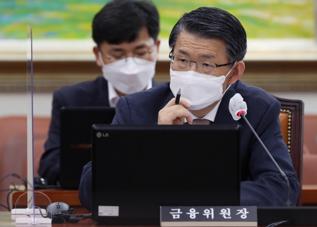 은성수 금융위원장이 9월 25일 오전 국회에서 열린 국회 정무위원회 전체회의에서 질의에 답하고 있다. (공동취재사진)