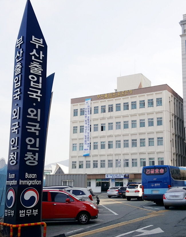 부산출입국·외국인청 이민특수조사대는 지난 7일 새벽 부산 감천항에 정박 중인 원양어선 S호(400t급)에서 무단이탈한 베트남 선원 2명을 추적해 이틀 만에 경북 영덕군과 경주시에서 모두 검거했다고 11일 밝혔다. 