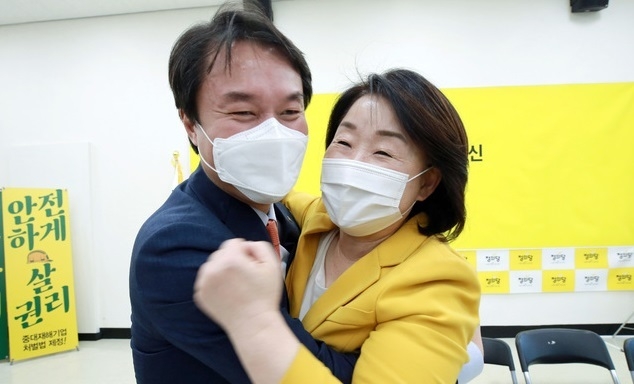 심상정 정의당 전 대표가 11일 서울 여의도 국회에서 열린 정의당 5·6기 지도부 이·취임식에서 김종철 신임 대표를 안아주고 있다.
