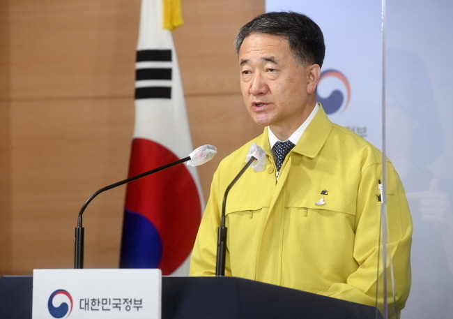 박능후 중앙재난안전대책본부 1차장(보건복지부 장관)이 11일 오후 서울 종로구 정부서울청사에서 열린 중앙재난안전대책본부 브리핑에서 '사회적 거리두기' 단계 조정안을 발표하고 있다.