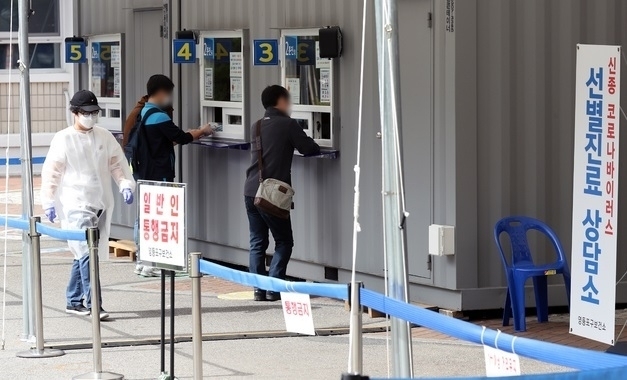서울 신규 확진자 수가 지난 7일부터 사흘째 20명대를 유지하고 있는 가운데 11일에도 서울에서 신종 코로나바이러스 감염증(코로나19) 확진자가 산발적으로 발생하면서 확산세가 이어지고 있다.