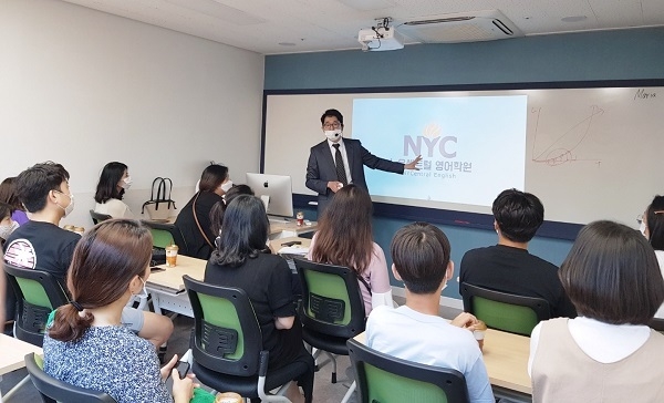 데이빗민 대표원장이 3차 학부모 설명회를 실시하고 있다. / 사진제공=뉴욕센트럴 영어학원