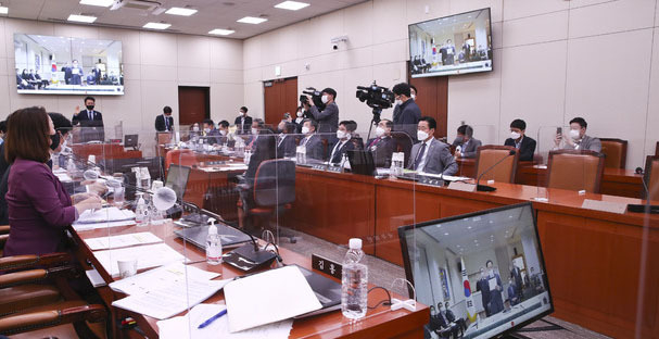 12일 오전 서울 여의도 국회에서 열린 외교통일위원회의 주미대사관 등에 대한 국정감사에서 이수혁 주미대사가 증인선서를 하고 있다. 이날 주미대사 국정감사는 화상회의 방식으로 진행 되었다. (사진=공동취재사진)