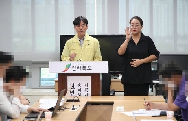코로나19 발생현황 관련 브리핑하는 오택림 전북도 복지국장(복지여성보건국장). (사진=전북도 제공)