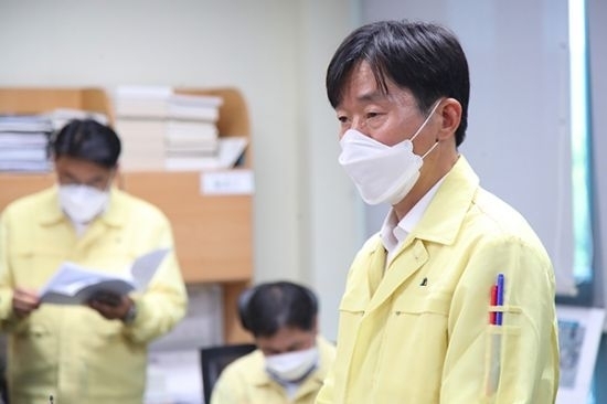 코로나19 발생현황 관련 브리핑하는 오택림 전북도 복지국장(복지여성보건국장). (사진=전북도 제공)
