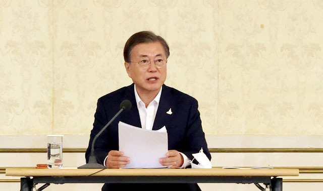문재인 대통령이 13일 청와대 영빈관에서 '제2차 한국판 뉴딜 전략회의'를 주재하고 있다. (사진=청와대 제공)