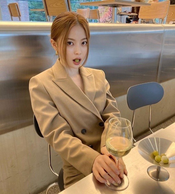 임보라 해명 소식이 13일 전해졌다. 임보라는 이날 뒷광고 의혹을 해명했다. 뒷광고 뜻은 ‘뒤에서 받은 광고’ 즉 광고 표시를 하지 않은 광고를 의미한다. 즉 뒷광고는 유료광고를 받고도 유튜브 영상에 그 사실을 표시하지 않는 행위다. 사진=임보라 소셜네트워크서비스 캡처