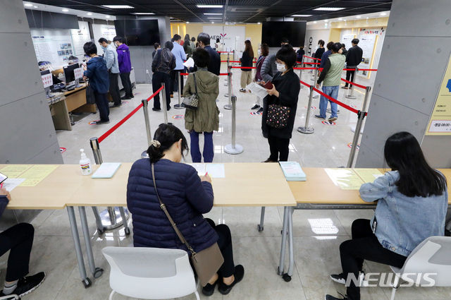 백신 상온 노출 사건으로 잠정 중단됐던 인플루엔자(독감) 무료 예방접종이 재개된 13일 오전 서울 강서구 한국건강관리협회 서울서부지부에서 접종을 원하는 시민들이 순서를 기다리고 있다. 2020.10.13.(사진/뉴시스)