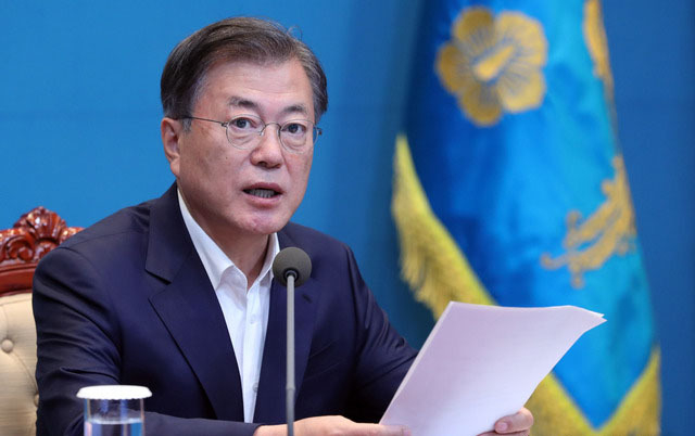 문재인 대통령이 13일 청와대 여민관에서 열린 수석·보좌관회의에 참석해 모두발언을 하고 있다. (사진=청와대 제공)