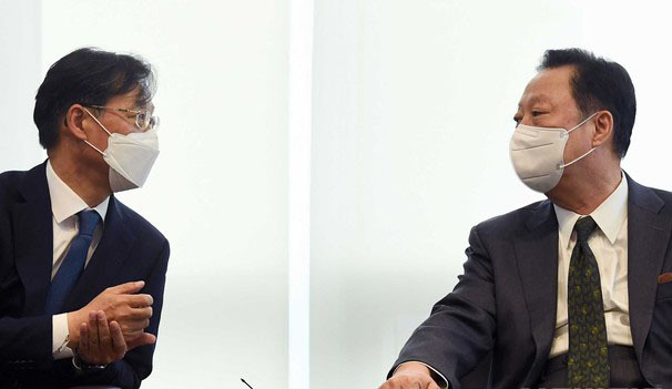 14일 서울 대한상공회의소 챔버라운지에서 열린 '대한상의-민주당 공정경제 TF 정책간담회'에서 유동수 TF위원장(왼쪽)과 박용만 대한상의 회장(오른쪽)이 대화를 나누고 있다. (사진=공동취재사진)