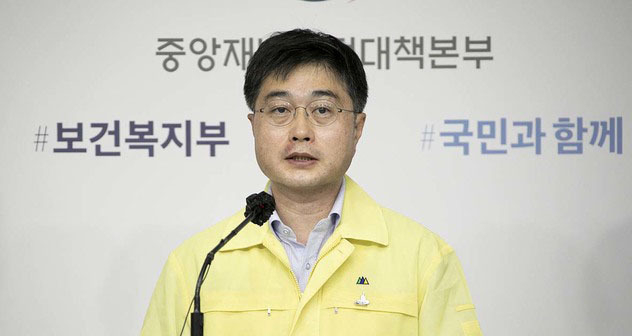 윤태호 중앙사고수습본부 방역총괄반장이 18일 세종시 정부세종청사에서 중앙재난안전대책본부 정례브리핑을 하고 있다. (사진=보건복지부 제공)