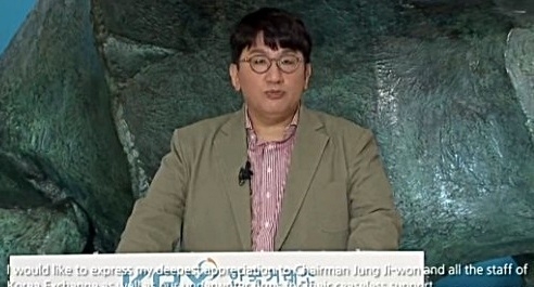 빅히트 상장 중계 속 방시혁 의장 모습. 사진=빅히트 유튜브 캡처