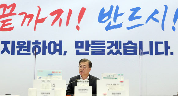 문재인 대통령이 15일 오후 경기 성남시 판교 SK바이오사이언스에서 열린 '코로나19 백신 치료제 개발 현장 간담회'에 참석해 발언을 하고 있다. (사진=청와대 제공)