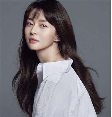 권나라 홍보대사 소식이 16일 전해졌다. 문화체육관광부와 한국공예디자인문화진흥원 한복진흥센터가 이날 오후 창덕궁 가정당에서 권나라를 한복 홍보대사로 위촉한다.사진=A-MAN프로젝트 제공