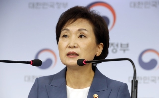 테스형 뜻에 관심이 집중됐다. 국민의힘 송석준 의원은 16일 정부세종청사에서 열린 국회 국토교통위원회의 국토교통부 국정감사장에서 문재인 정부 주택정책 실책을 지적하며 나훈아의 ‘테스형’ 영상을 틀어 시선을 끌었다. 테스형이란 그리스 철학자 소크라테스를 가리키는 것으로, 자신의 돌아가신 아버지를 생각하며 쓴 곡으로 알려졌다. 사진은 김현미 국토교통부 장관.