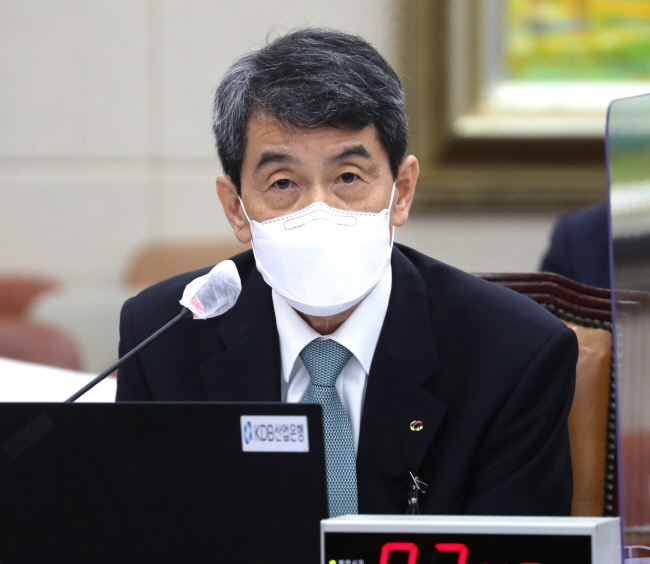 이동걸 한국산업은행이 16일 오전 서울 여의도 국회 정무위원회에서 열린 국정감사에 출석해 의원들의 질의에 답하고 있다. (공동취재사진) 