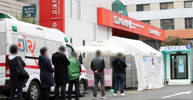 16일 오후 서울 중구 국립중앙의료원에 마련된 선별진료소에서 내원객들이 코로나19 검사를 받기 위해 줄 서 있다.