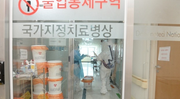 지난 9월14일 오후 코로나19 중증환자들이 입원 중인 울산 동구 울산대학병원 집중치료실에서 간호사들이 환자를 돌보기 위해 움직이고 있다.