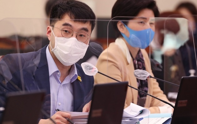 더불어민주당 김남국 의원이 8일 국회에서 열린 법제사법위원회의 헌법재판소 등에 대한 국정감사에서 박종문 헌법재판소 사무처장에게 질의하고 있다.