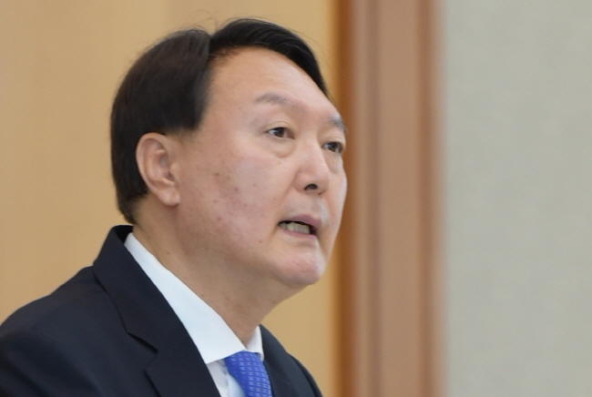 윤석열 검찰총장이 김봉현 전 스타모빌리티 회장의 검찰 로비 주장과 관련해 엄정한 진상 규명을 지시했다.