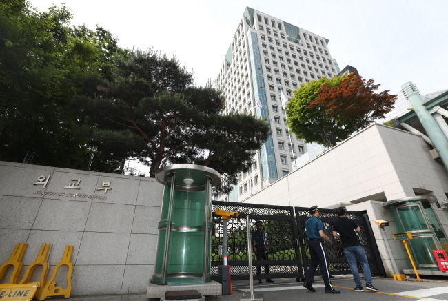 지난 8월 아프리카 토고 인근 해상에서 피랍됐던 우리 국민 2명이 50일 만에 무사 석방됐다.