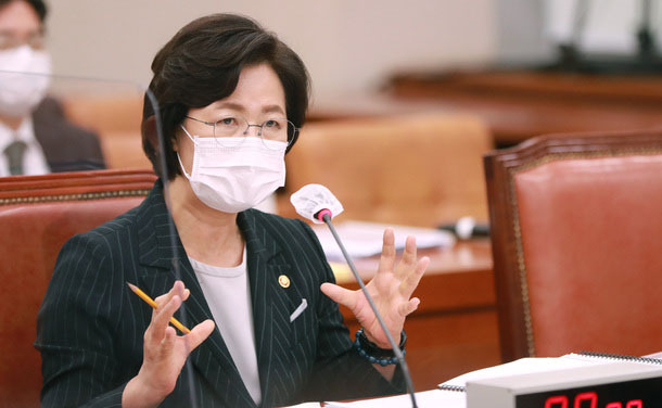 추미애 법무부 장관이 12일 오전 서울 여의도 국회에서 열린 법제사법위원회의 법무부, 대한법률구조공단, 한국법무보호복지공단, 정부법무공단, 이민정책연구원 국정감사에서 의원질의에 답하고 있다. (사진=공동취재사진)