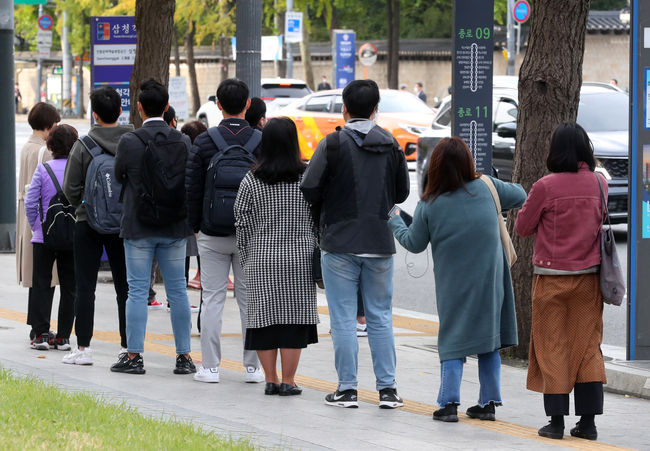  서울 아침 최저기온 6도로 올 가을들어 가장 쌀쌀한 날씨를 보인 15일 오전 서울 중구 한국프레스센터 앞에서 두꺼운 옷차림의 시민들이 출근길 버스를 기다리고 있다. / 사진제공=뉴시스