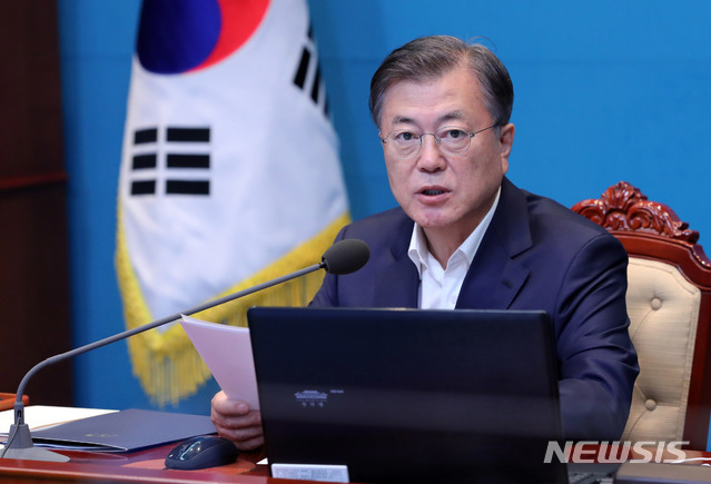 =문재인 대통령이 5일 오후 청와대 여민관에서 열린 수석·보좌관 회의를 주재하고 있다. 2020.10.05.(사진/뉴시스)