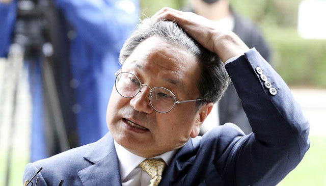 강기정 전 정무수석이 12일 서울 양천구 서울남부지검에서 김봉현 및 조선일보 손해배상 소장 접수에 앞서 취재진의 질문에 답하며 머리카락을 쓸어 넘기고 있다. (사진=뉴시스 제공)