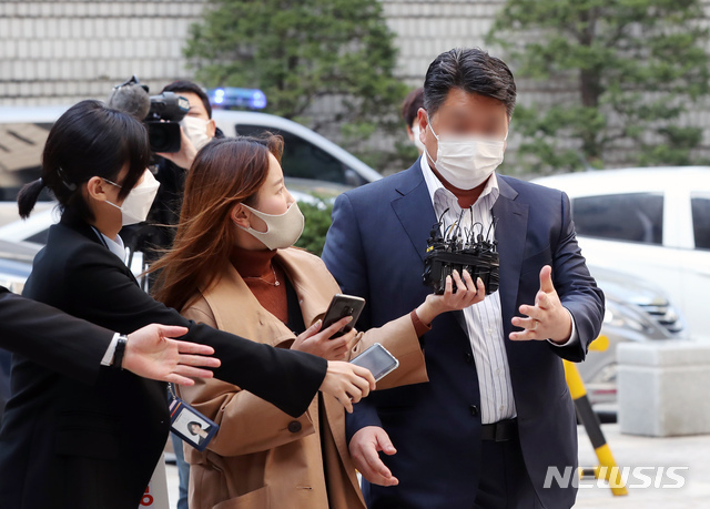 옵티머스자산운용 경영진의 펀드 사기 사건에 연루된 의혹을 받는 화장품 회사 스킨앤스킨 이모 대표가 영장실질심사를 받기 위해 19일 서울중앙지방법원으로 출석하고 있다. (사진/뉴시스)