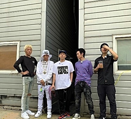 오왼, 나플라, 루피, 블루, 영웨스트 등 소속 래퍼 5명이 대마초 흡입 혐의에 연루된 힙합레이블(힙합 전문 음악 기업) 메킷레인 레코즈가 19일 공식입장을 내고 사과했다. 사진은 왼쪽부터 오왼 루피 블루 나플라 영웨스트. 사진=메킷레인 레코즈 소셜네트워크서비스 캡처