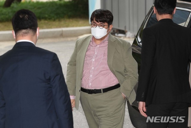 방시혁 빅히트 엔터테인먼트 의장이 15일 서울 여의도 한국거래소 1층 로비에서 열릴 빅히트엔터테인먼트 상장기념식에 참석하고 있다. (사진/뉴시스)