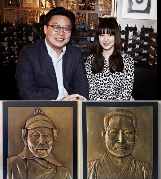 송혜교 기증 소식이 21일 전해졌다. 송혜교와 서경덕 성신여대 교수는 이날 청산리전투 100주년을 맞아 중국 해림시 한중우의공원에 김좌진 장군 대형 부조 작품을 기증했다. 사진 왼쪽부터 서경덕 교수, 송혜교. 아래 사진은 두 사람이 이번에 기증한 김좌진 장군 대형 부조 작품(오른쪽)과 지난 3월 기증한 홍범도 장군 부조 작품. 사진=서경덕 소셜네트워크서비스 캡처, 서 교수 측 제공