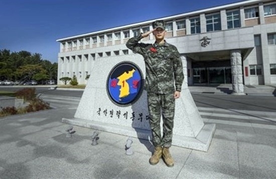 민호가 휴가반납 후 호국훈련 중이라는 소식이 21일 전해졌다. 해병대는 이날 공식 소셜네트워크서비스에 현재 군생활 중인 샤이니 민호에 대해 휴가반납 관련 칭찬 글을 올렸다. 사진=해병대 소셜네트워크서비스 캡처