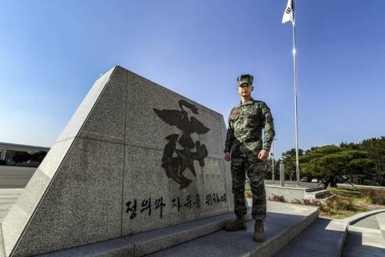 민호가 휴가반납 후 호국훈련 중이라는 소식이 21일 전해졌다. 해병대는 이날 공식 소셜네트워크서비스에 현재 군생활 중인 샤이니 민호(29·본명 최민호)에 대한 칭찬 글을 올렸다. 해병대는 "요즘 코로나19로 휴가가 통제된 장병들은 전역 전 (말년)휴가를 사용해 부대 복귀하지 않고 자가에서 전역할 수 있다"며 "그러나 군에서의 마지막 훈련 참가를 위해 휴가반납하고 훈련에 임하고 있는 해병이 있는데 바로 해병대 제1사단에서 신속기동부대원으로 임무 수행 중인 최민호 병장이다"고 밝혔다. 사진=해병대 SNS 캡처