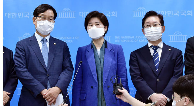 더불어민주당 백혜련 여당 간사를 비롯한 법사위원들이 21일 서울 여의도 국회 소통관에서 공수처장 후보자추천위원회 위원 추천 촉구 기자회견을 하고 있다. (사진=공동취재사진)