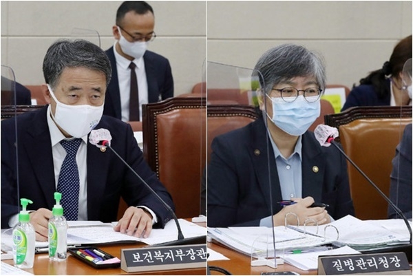 박능후 보건복지부 장관(왼쪽)과 정은경 질병관리청장이 22일 서울 여의도 국회에서 열린 보건복지위원회의 보건복지부, 질병관리청 등에 대한 종합국정감사에 출석해 의원 질의에 답하고 있다. 공동취재사진. 사진=뉴시스