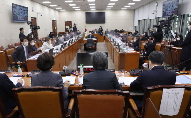 박능후 보건복지부 장관과 정은경 질병관리청장 등 피감기관 장이 22일 서울 여의도 국회에서 열린 보건복지위원회의 보건복지부, 질병관리청 등에 대한 종합국정감사에 출석해 의원 질의에 답하고 있다. (공동취재사진)