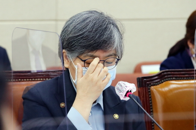 정은경 질병관리청장이 22일 서울 여의도 국회에서 열린 보건복지위원회의 보건복지부, 질병관리청 등에 대한 종합국정감사에 출석해 의원 질의에 답하고 있다. (공동취재사진) 