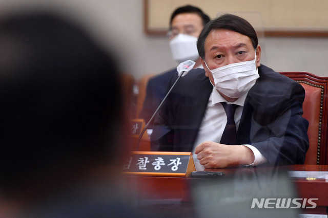 윤석열 검찰총장이 지난 22일 오후 서울 여의도 국회에서 열린 법제사법위원회의 대검찰청에 대한 국정감사에 출석해 박범계 더불어민주당 의원과 언쟁을 벌이고 있다. (공동취재사진) 2020.10.22.