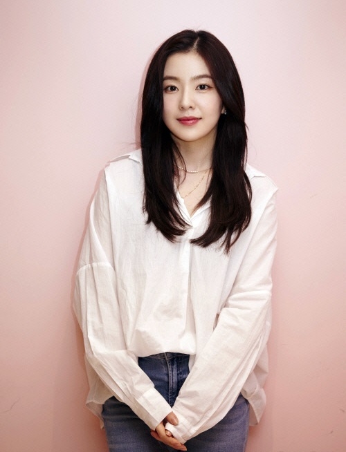 레드벨벳 통편집 소식이 2일 전해졌다. SBS는 이날 레드벨벳 통편집에 대해 "편성시간을 맞추려다 보니 마지막 순서였던 레드벨벳이 통편집 됐다"며 "분량상 편집이다. 양해 부탁드린다"고 해명했다. 앞서 아이린 사과 소식과 SM 공식입장이 지난 10월 22일 전해졌다. 레드벨벳 아이린은 22일 스타일리스트 A씨의 여자 연예인 갑질 폭로에 자신의 인스타 그램에 사과 문을 올렸다. 사진=SM 엔터테인먼트 제공