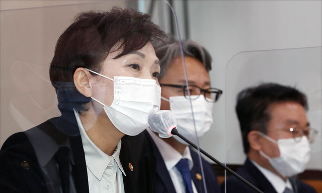 김현미 국토교통부 장관이 23일 오전 서울 여의도 국회에서 열린 국회 국토교통위원회 종합국정감사에서 질의에 답변하고 있다. (사진=공동취재사진)