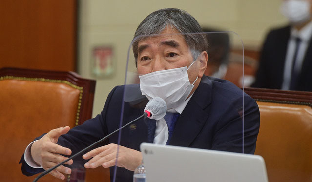 윤석헌 금감원장이 23일 서울 여의도 국회에서 열린 정무위원회의 금융위원회·금융감독원에 대한 종합감사에서 의원들의 질의에 답하고 있다. (사진=공동취재사진) 