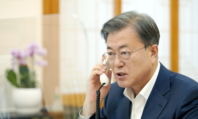 문재인 대통령이 22일 오후 청와대 관저 회의실에서 카심-조마르트 토카예프 카자흐스탄 대통령과 통화하고 있다.(사진=청와대 제공)