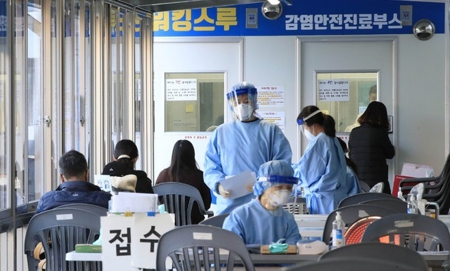 신종 코로나바이러스 감염증(코로나19) 신규 확진자 수가 155명으로 집계된 23일 오전 서울 동대문구 동대문구보건소 코로나19 선별진료소에서 내원객들이 검사를 받기 위해 대기하고 있다.