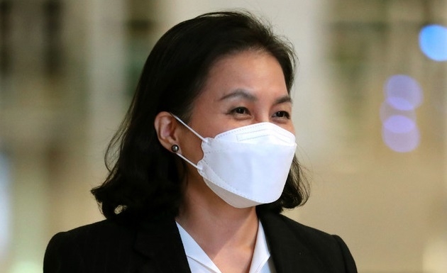 유명희 산업통상자원부 통상교섭본부장이 차기 세계무역기구(WTO) 사무총장 선출을 위한 최종 라운드를 앞두고 유럽에서 막판 표심 다지기에 위해 12일 오후 인천국제공항 2터미널을 통해 출국하고 있다.