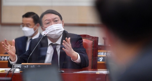 윤석열 검찰총장이 22일 오후 서울 여의도 국회에서 열린 법제사법위원회의 대검찰청에 대한 국정감사에 출석해 박범계 더불어민주당 의원과 언쟁을 벌이고 있다.